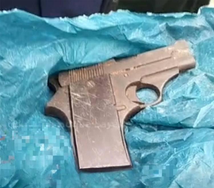 অস্ত্র নিয়ে চাঁদাবাজি, গণপিটুনির পর পুলিশে দিলো জনতা