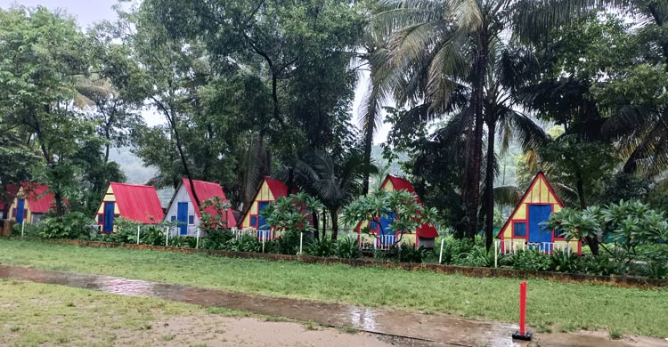 সমুদ্রসৈকতে বর্ষার ভিন্ন রূপ দেখবেন যেভাবে