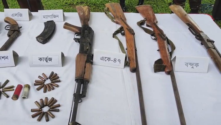 সেনাবাহিনী-ইউপিডিএফের ব্যাপক গোলাগুলি, সাবমেশিনগান উদ্ধার