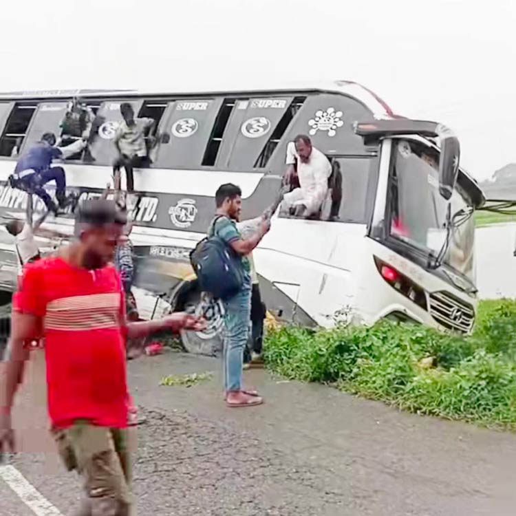 খাদে নামলো বাস, অল্পে রক্ষা ২০ যাত্রীর প্রাণ