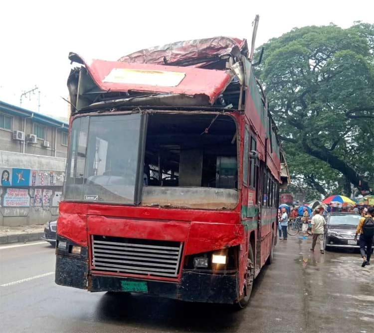 এলিভেটেড এক্সপ্রেসওয়ের পিলারে ধাক্কায় ‘চ্যাপ্টা’ বিআরটিসির বাস
