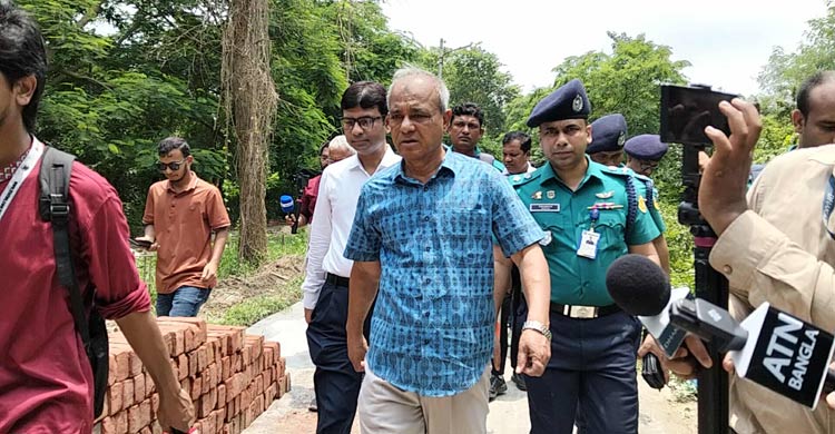 জুলাই শহীদদের গণকবর পরিদর্শনে স্বরাষ্ট্র উপদেষ্টা