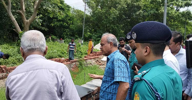এ কী ইট লাগাইছেন, শহীদদের কবরের ওপর এভাবে দুর্নীতি করছেন?