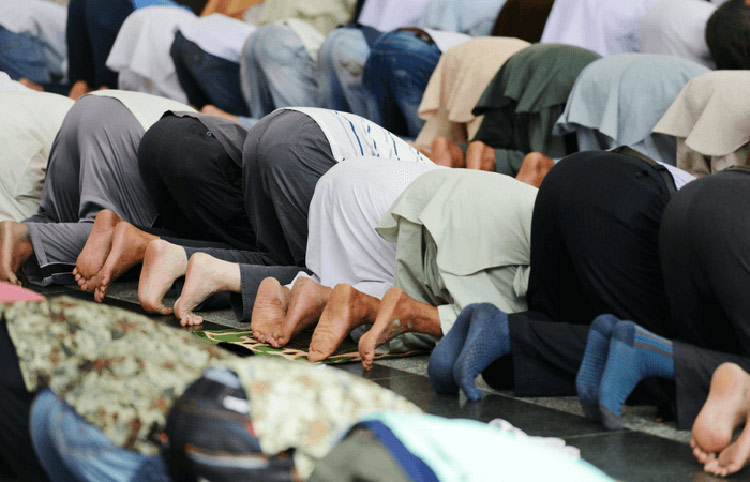 তাসবিহ শেষ হওয়ার আগে ইমাম সিজদা থেকে উঠে গেলে কী করবেন?