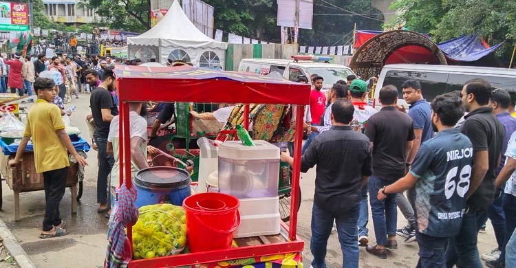 ভিড় সামলাতে হকার সরাচ্ছেন নেতারা, স্বস্তি কর্মীদের
