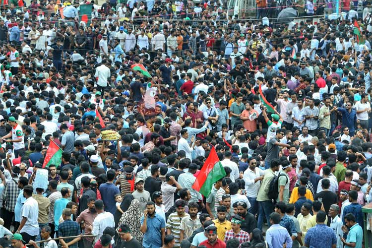 বৃষ্টি উপেক্ষা করেই শাহবাগে ছাত্রদলের নেতাকর্মীরা