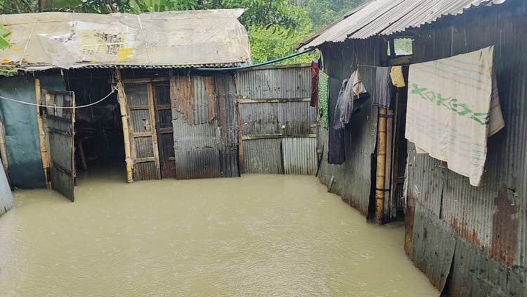 লালমনিরহাটে নিম্নাঞ্চল প্লাবিত, ত্রাণের অপেক্ষায় বানভাসিরা