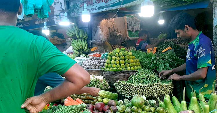 টমেটোর ডাবল সেঞ্চুরি, গাজর ১৬০ টাকা কেজি