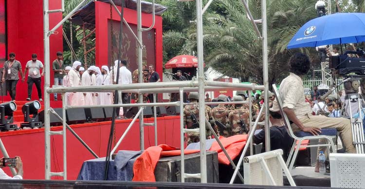 মঞ্চে নিরাপত্তা পরীক্ষায় সেনাবাহিনীর বোম্ব ডিজপোজাল ইউনিট