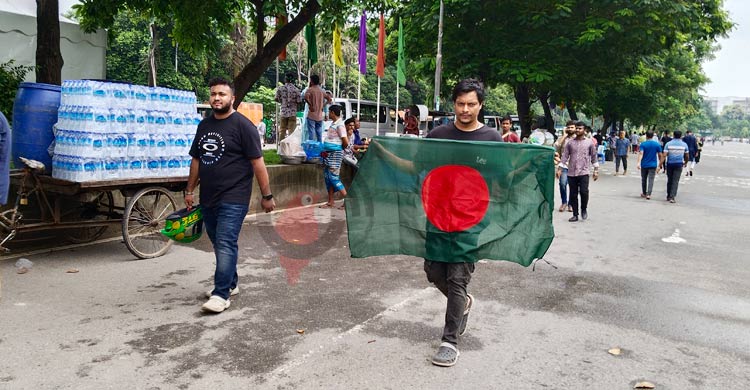 বাবার হাত ধরে শিশুরাও বিজয় উদযাপনে