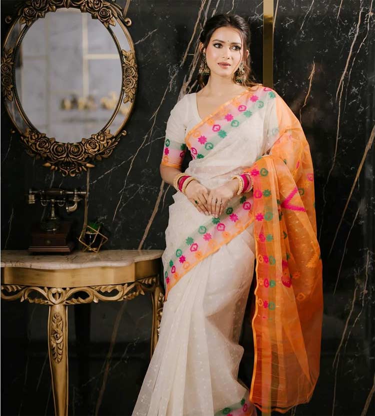 যেভাবে কম বাজেটে শাড়ি কিনবেন