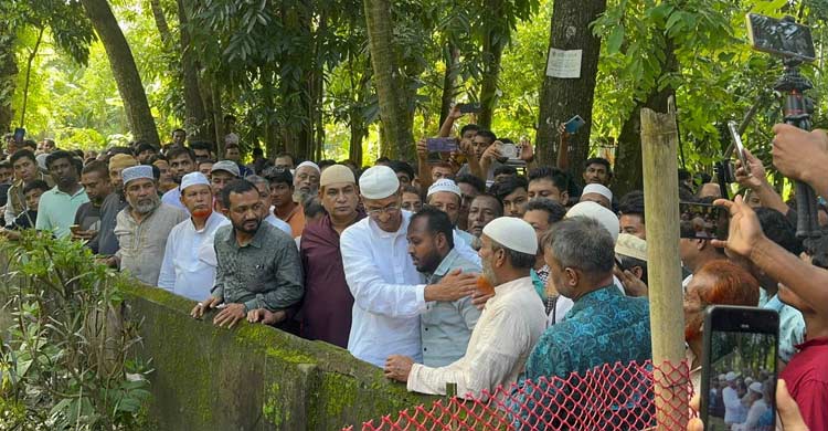 প্রবাসী বাহারের বাড়িতে এ্যানি, পাশাপাশি থাকা ৬ কবর জিয়ারত