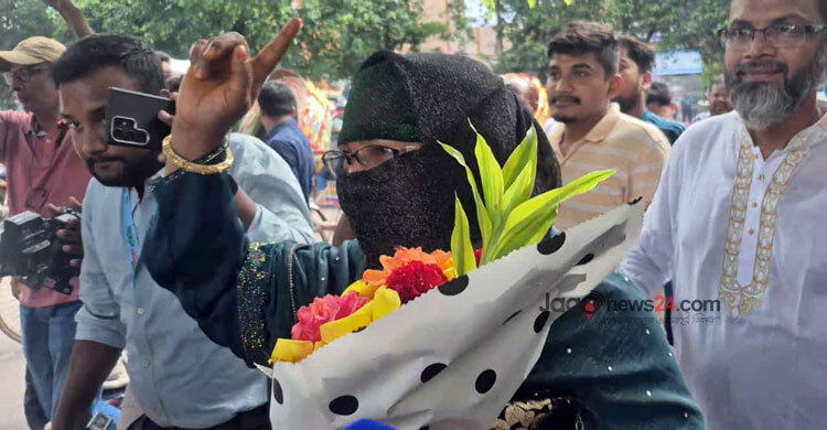 ধানমন্ডি ৩২ নম্বরে শ্রদ্ধা জানাতে গিয়ে হেনস্তার শিকার অনেকে