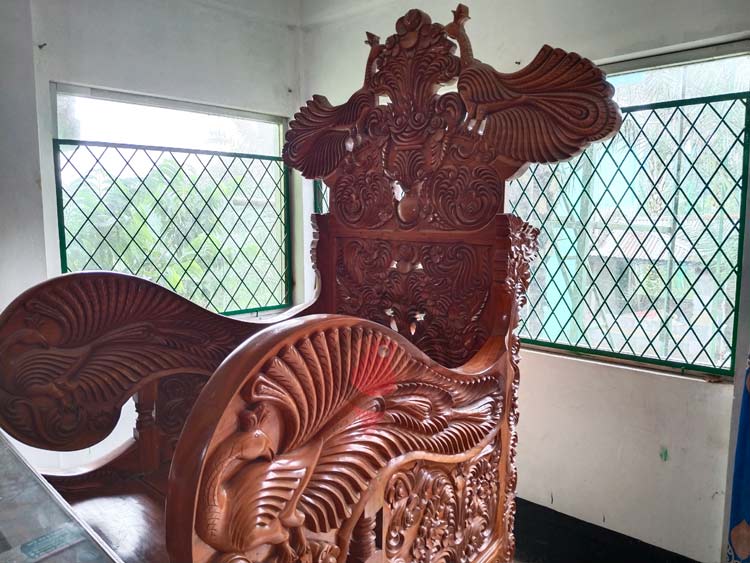 তারেক রহমানের জন্য ৩০ লাখ টাকার চেয়ার বানিয়ে অপেক্ষায় কৃষক