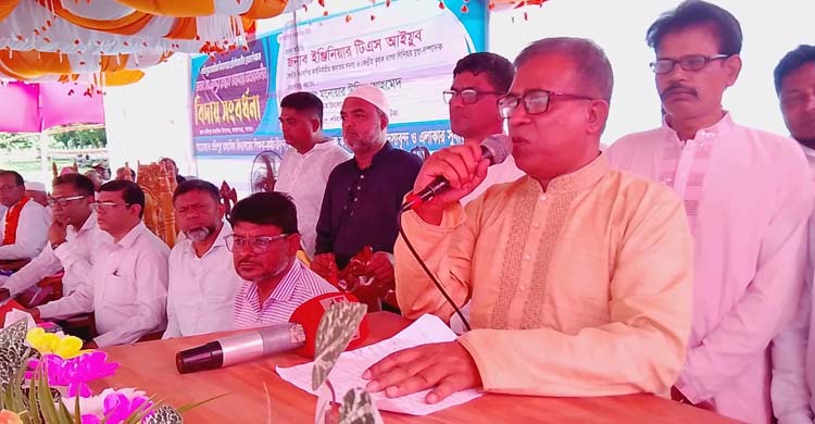 ঘোড়ায় চড়িয়ে প্রধান শিক্ষকের রাজসিক বিদায়
