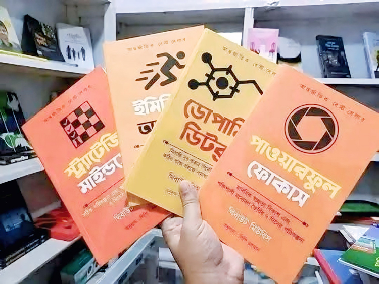 ফুটপাতজুড়ে দেশি-বিদেশি বইয়ের ভাণ্ডার