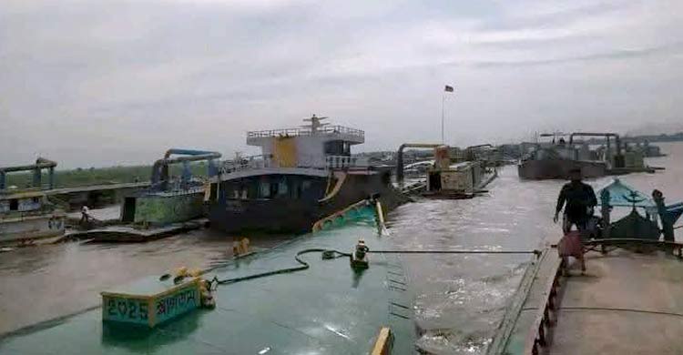 মেঘনা নদীতে ফের বালু উত্তোলন, হুমকিতে বেড়িবাঁধ