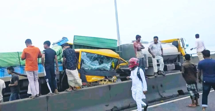 যমুনা সেতুর ওপর তিন ট্রাকের সংঘর্ষ, দুই পারে যানজট
