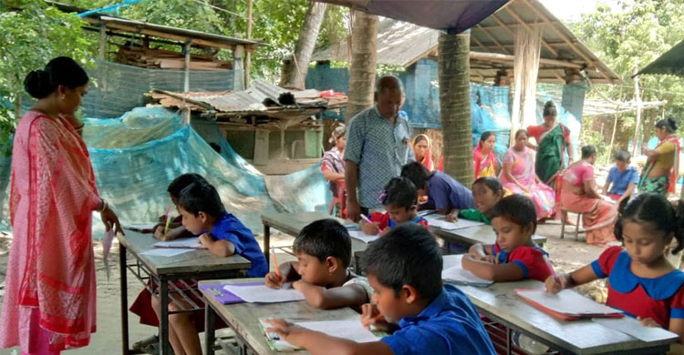 পানিবন্দি স্কুল, বাড়ির উঠানে তাঁবু টানিয়ে চলছে লেখাপড়া