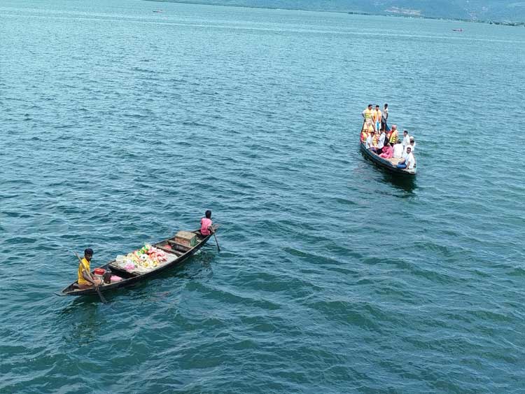 টাঙ্গুয়ার হাওরের জলে ভেসে ভেসে