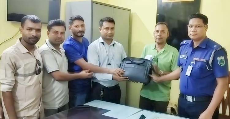 কুড়িয়ে পাওয়া ২০ লাখ টাকার চেক ফেরত দিলেন সাবেক ছাত্রদল নেতা