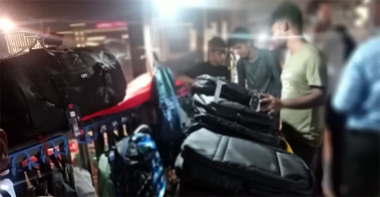 ফুটওভার ব্রিজ যেন ‘ছোট্ট শপিংমল’