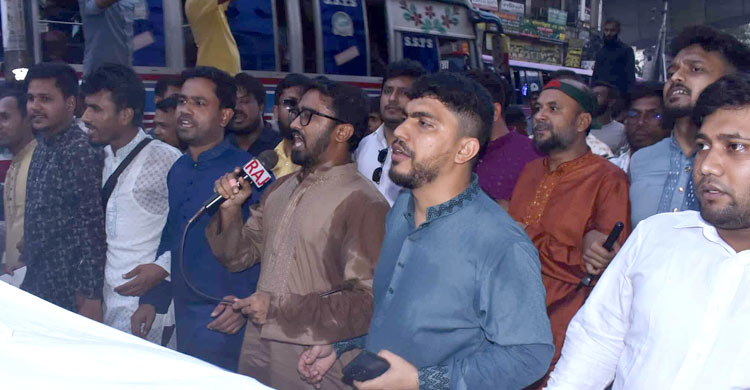 পল্টন মোড়ে আগুন জ্বালিয়ে গণঅধিকার পরিষদের বিক্ষোভ