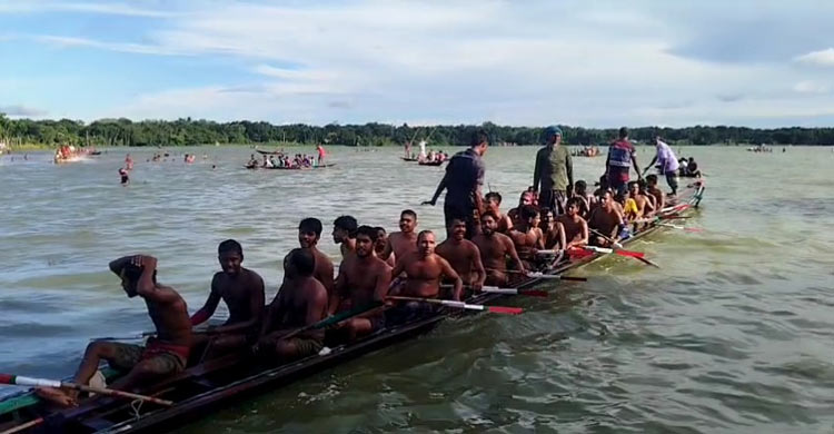 রাজবাড়ীতে নৌকাবাইচ দেখতে মানুষের ঢল