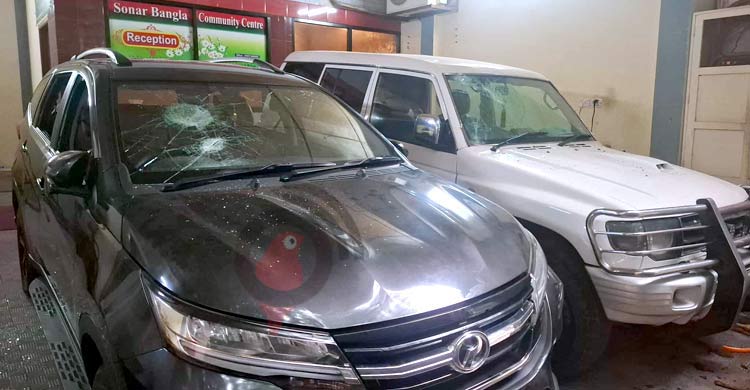 বঙ্গবীর কাদের সিদ্দিকীর বাড়িতে হামলা-ভাঙচুর