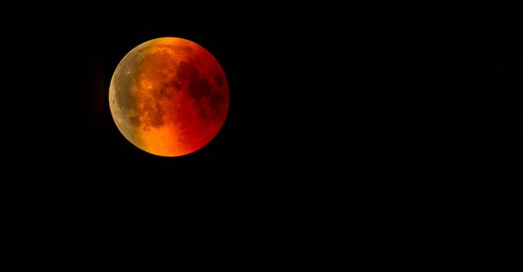 চন্দ্রগ্রহণের দিকে খালি চোখে তাকালে যা হয়