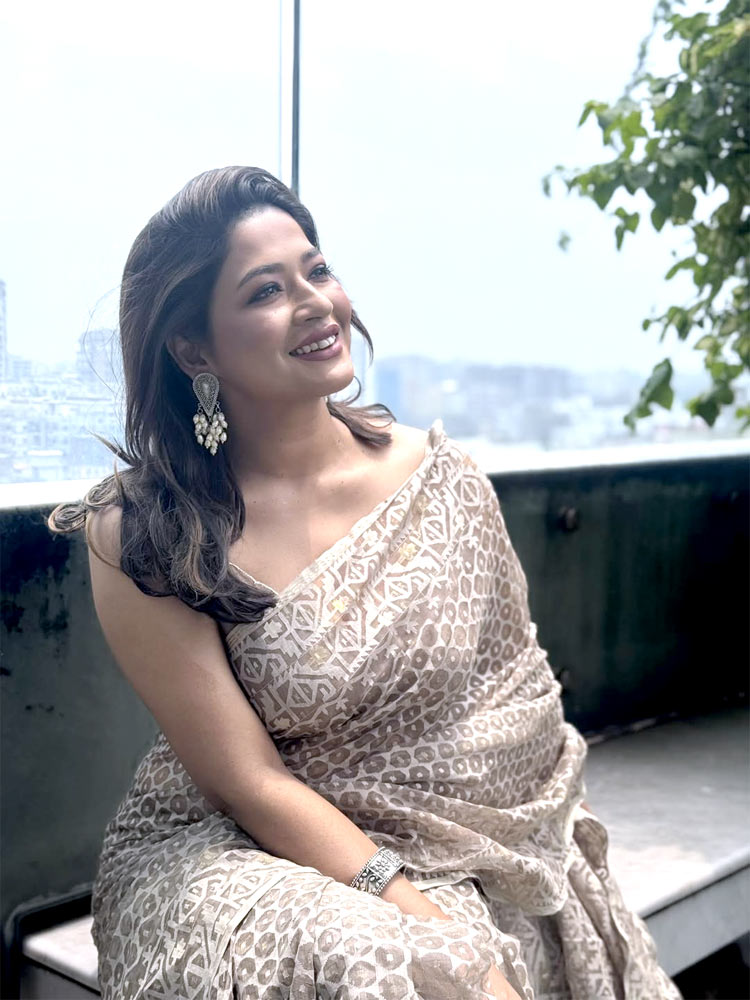 পূজায় যেভাবে লম্বা দুল পরলে, কানে ব্যথা হবে না
