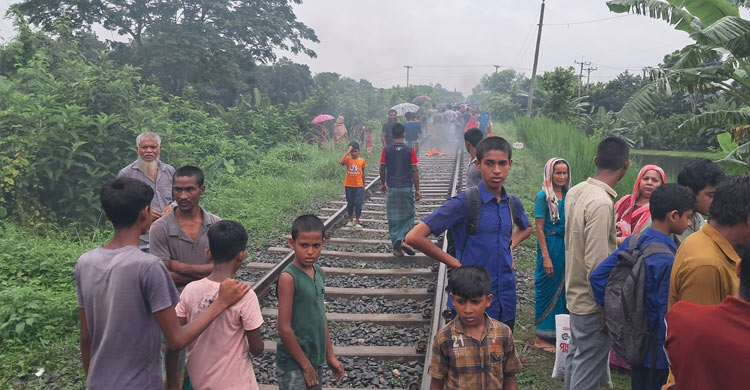 ট্রেন আটকে নামিয়ে দেওয়া হলো যাত্রীদের, নিদারুণ ভোগান্তি
