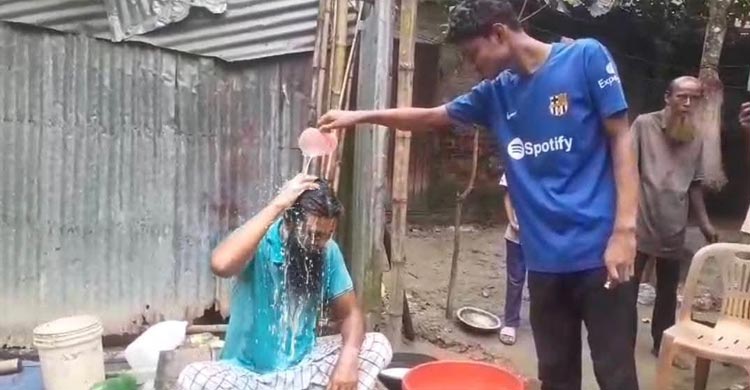 বিয়ের ২৫ বছর পর স্ত্রীর তালাক, কষ্টে দুধ দিয়ে গোসল করলেন কৃষক