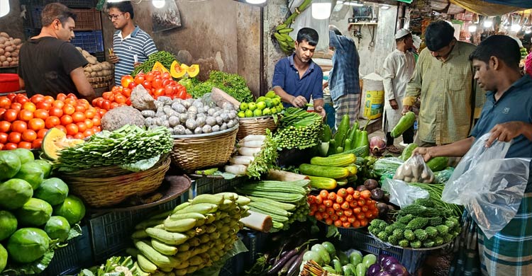 বেড়েছে তেলের দাম, কমেছে চাল-সবজির