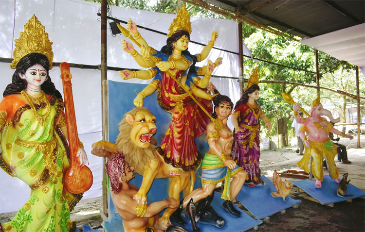 রঙিন সাজে সাজছে রমনা কালী মন্দির