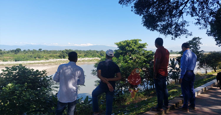 তেঁতুলিয়ার মেঘমুক্ত আকাশে উঁকি দিচ্ছে কাঞ্চনজঙ্ঘা