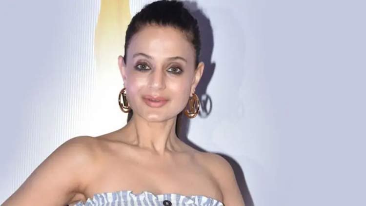 কার সঙ্গে রাত কাটানোর ইচ্ছা আমিষা প্যাটেলের