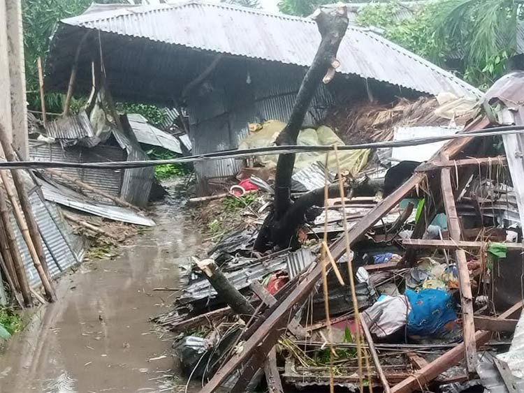 আধাঘণ্টার ঝড়ে লণ্ডভণ্ড ৬ শতাধিক বাড়িঘর