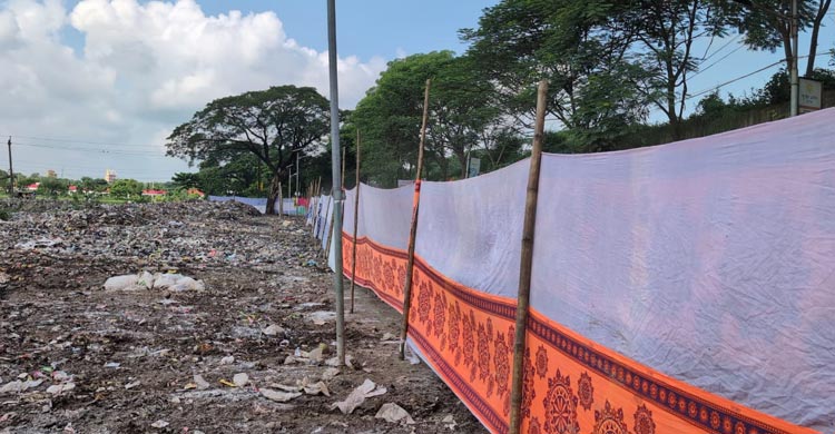 উপদেষ্টার আগমনে পর্দায় ঢেকে গেলো আবর্জনার স্তূপ