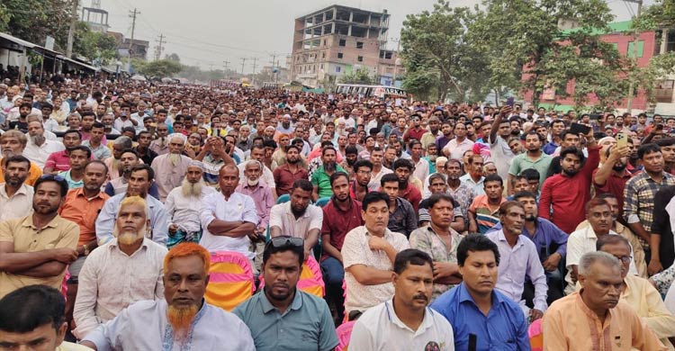 মহাসড়কের একপাশ বন্ধ করে বিএনপি নেতার স্মরণসভা