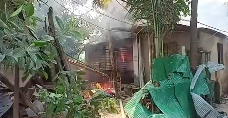 খুলনায় শিশুর বস্তাবন্দি মরদেহ, আটক যুবকের বাড়িতে এলাকাবাসীর আগুন