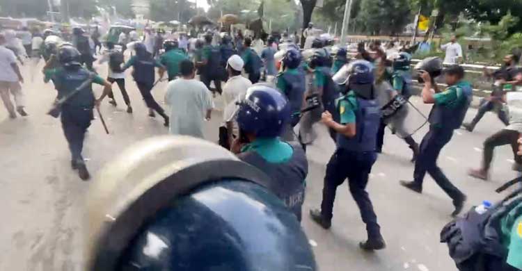 সাউন্ড গ্রেনেড-জলকামান-লাঠিচার্জে ছত্রভঙ্গ শিক্ষকরা