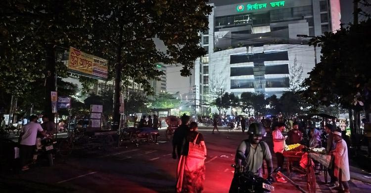 তিনদিন আগেও আগারগাঁও নির্বাচন ভবনের সামনের সড়ক ছিল কেকের রাজ্য। ছবি/মামুনূর রহমান হৃদয়