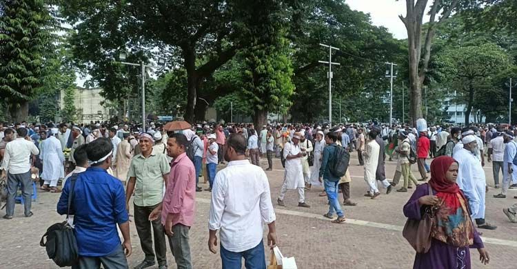 শহীদ মিনারে আজও শিক্ষকদের অবস্থান, কর্মসূচি চালিয়ে যাওয়ার ঘোষণা
