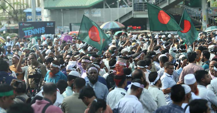 শাহবাগ ব্লকেড করলেন শিক্ষকরা, যানচলাচল বন্ধ