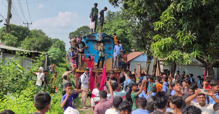 ভৈরবে ট্রেন থামিয়ে ছাত্র-জনতার বিক্ষোভ