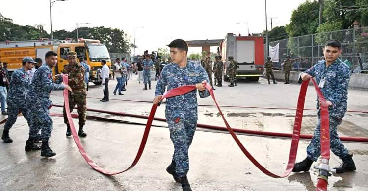 আগুন নিয়ন্ত্রণে ফায়ার সার্ভিসের সঙ্গে যোগ দিয়েছে নৌবাহিনী