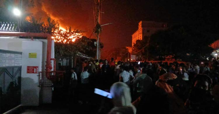 চট্টগ্রাম ইপিজেডে আগুন বাড়ছে, ঝুঁকিতে আশপাশের কারখানা