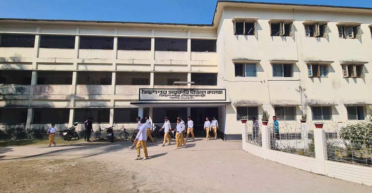 বিপর্যয়ের মাঝে দীপ্তি ছড়িয়েছে সৈয়দপুর বিজ্ঞান কলেজ