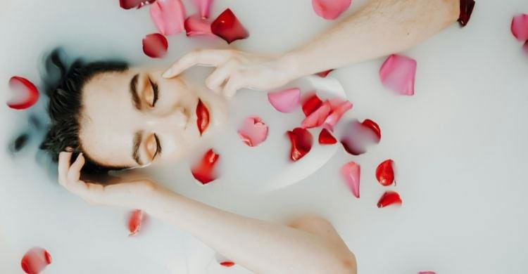 দুধ দিয়ে গোসল করলে আসলে কী হয়